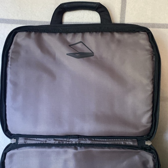 Targus Corporate Traveler Laptop Bag in Black - Picture 10 of 16